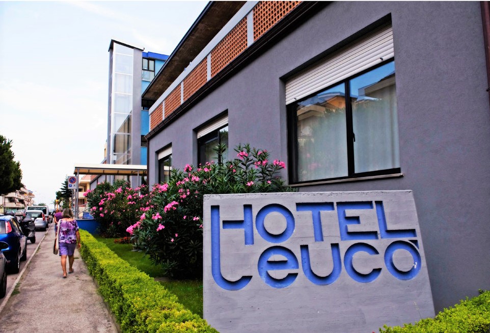 HOTEL LEUCO *** plná penze, bazén i plážový servis v ceně!